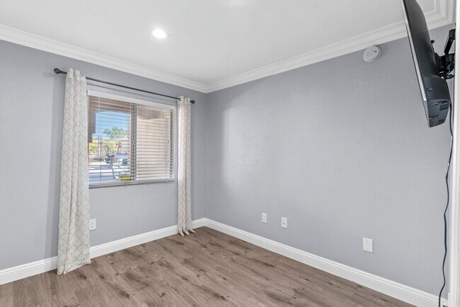 Building Photo - "Chic 3-Bed Townhouse with Granite Countertops on West Flamingo Road, Las Vegas!"