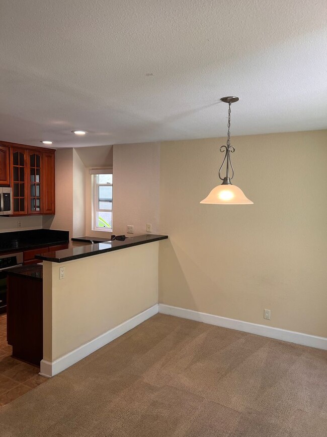 Building Photo - 2 bedroom, 2 bath top floor condo in La Jolla