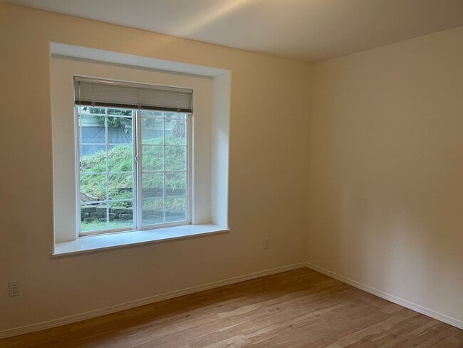 Building Photo - Spacious Clinton Home with New Upgrades!