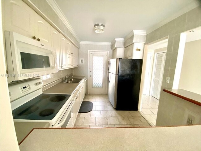 Building Photo - 400 Golden Isles Dr