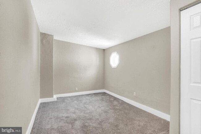 Building Photo - 3 Bedroom Home with High Ceilings & Natural Light!