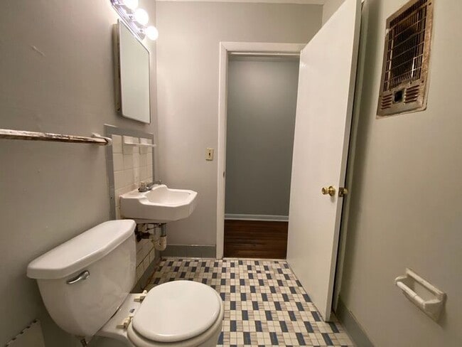 Building Photo - Cozy 2 Bedroom Duplex Available - Walk Dow...