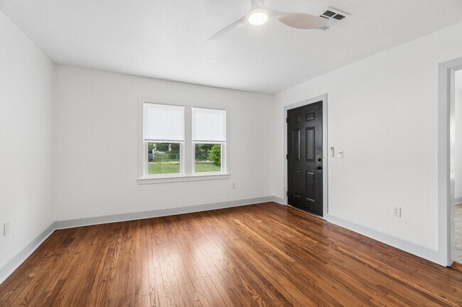 Building Photo - Charming 3-Bedroom Home with Modern Finishes and Inviting Patio!