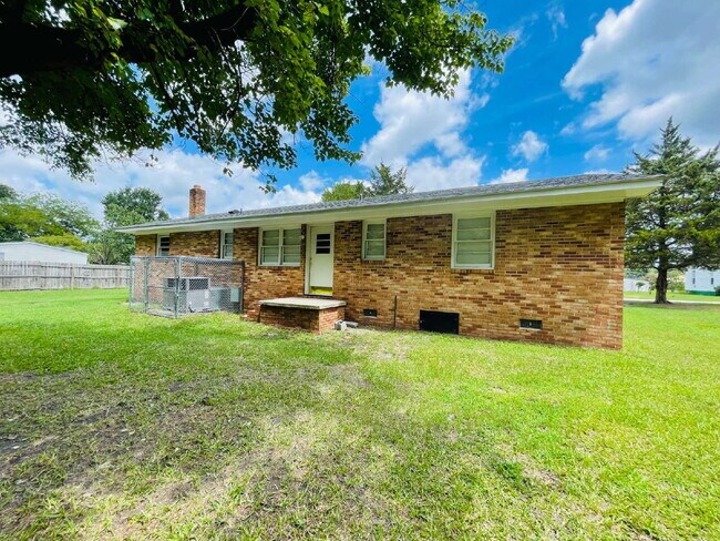 Building Photo - ADORABLE BRICK RANCH IN LAGRANGE *3 BR, 1 BA* NEWLY RENOVATED