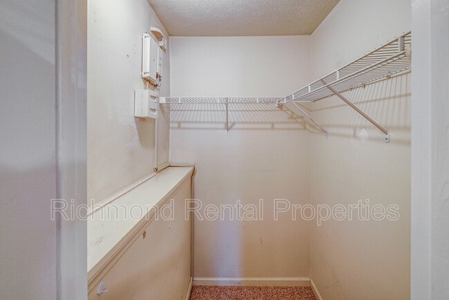 Building Photo - 7600 Roscommon Ct