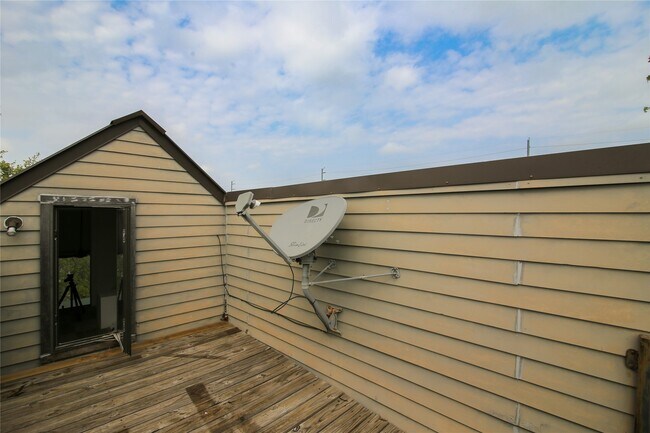 Building Photo - 730 Tulane St