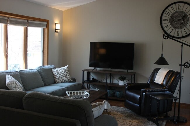 Building Photo - Main Floor Living - Updated 2021 - 5 Min from Mayo