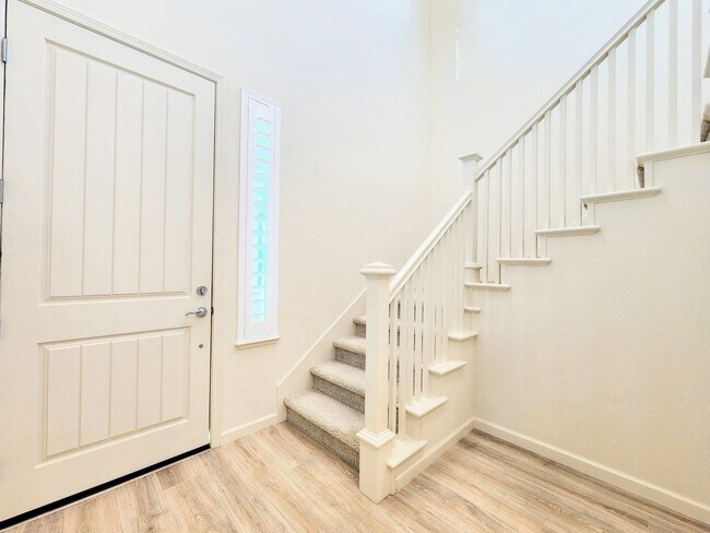 Building Photo - 4 Bedroom Home in W Section