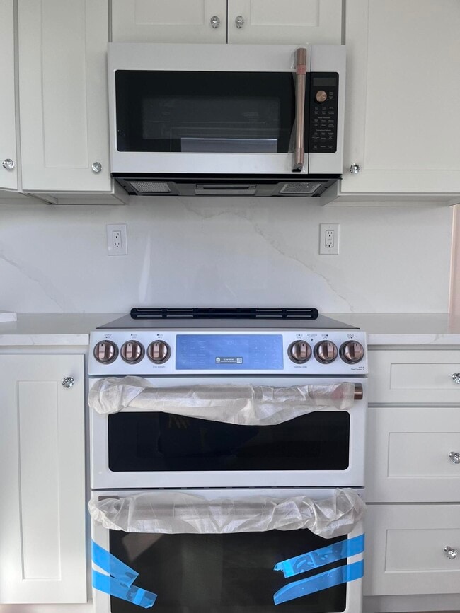 Building Photo - 1069 Hillsboro Mile