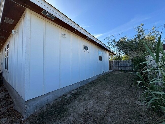 Building Photo - 4122 Dalia St