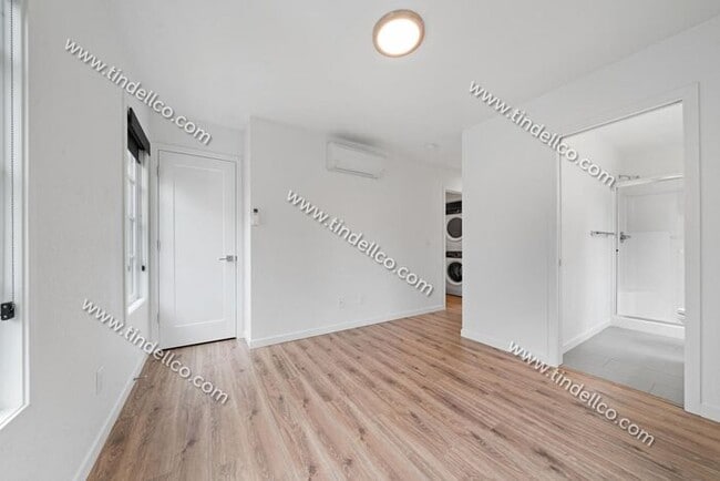 Building Photo - Modern Three-Story Townhouse in Hosford-Ab...