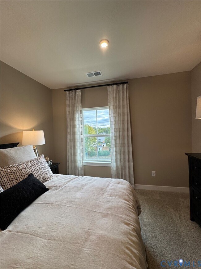 Building Photo - 8029 Lake Laurel Ln