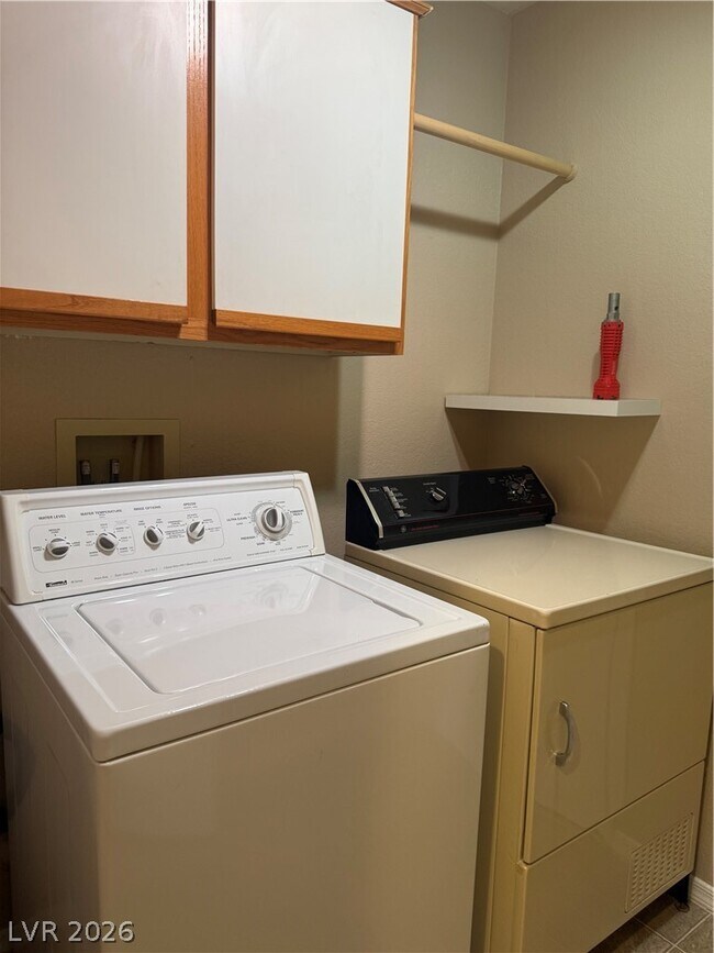 Building Photo - 2425 Showcase Dr
