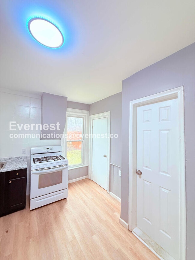 Building Photo - 3 Bed/1 Bath Home with Off-Street Parking / Pet-Friendly / Available Now!