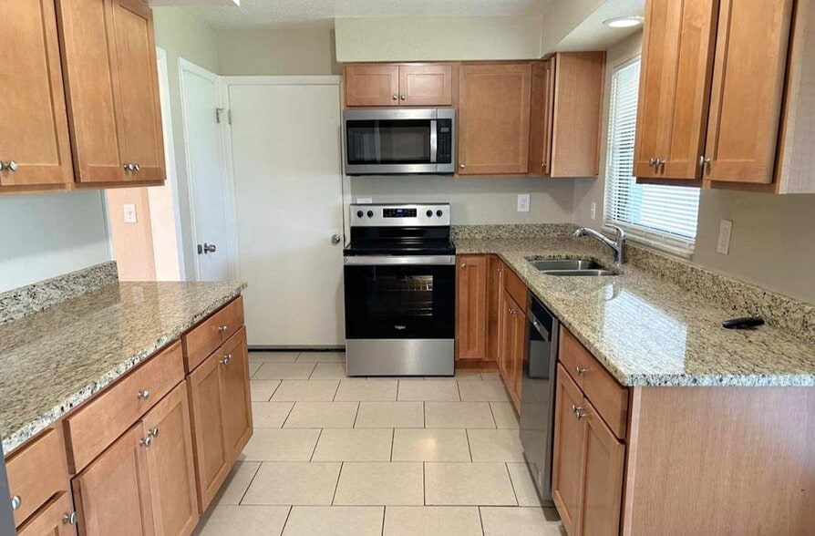 Building Photo - 126 SW 48th Terrace