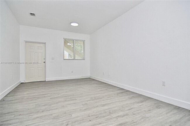 Building Photo - 1658 SE 28th Ct