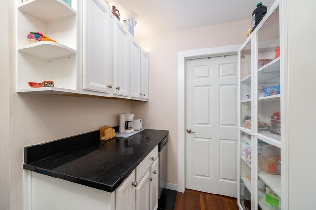 Building Photo - 126 Bright St