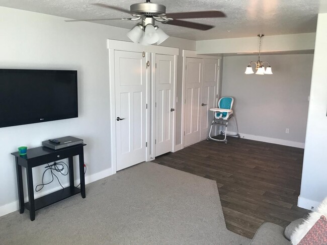 Building Photo - Ground Level 3 Bed 2 Bath Springville Apar...