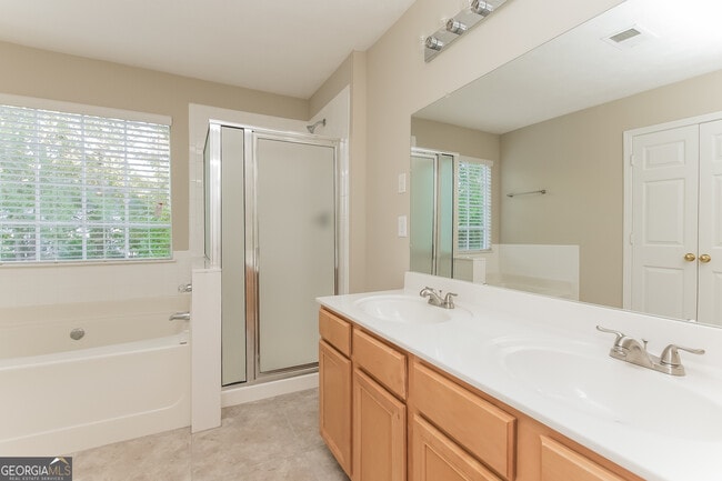 Building Photo - 827 Shadow Lake Dr