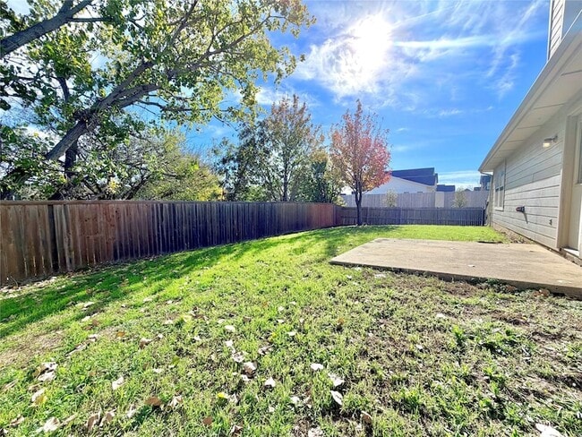 Building Photo - 2200 Lookout Ln