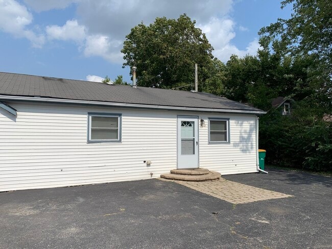 Primary Photo - 222 W Park Rd