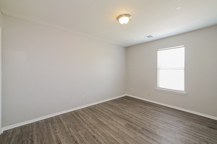 Building Photo - 1933 Creekridge Dr