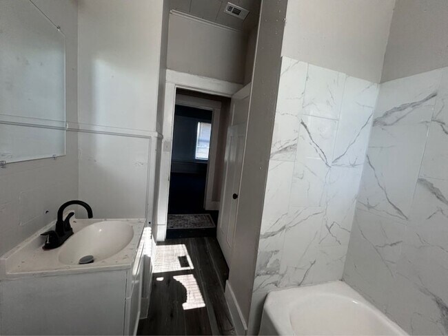 Building Photo - 1710 W 15th St