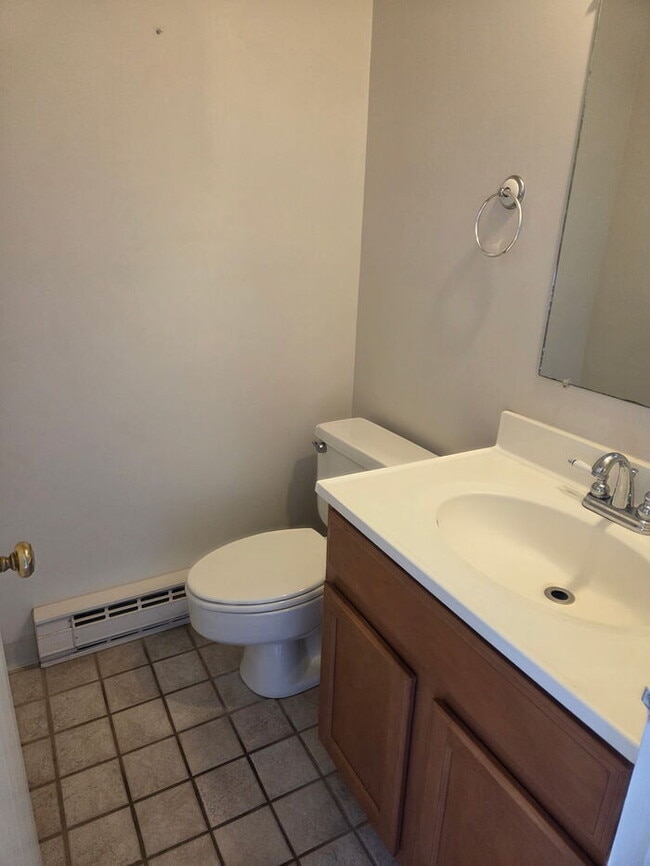 Building Photo - 2 bedroom townhome.