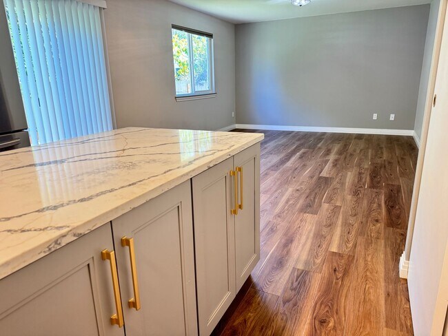 Building Photo - Fully updated 3 bed/2.5 bath home