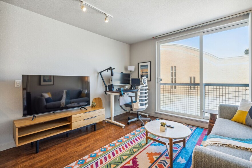 Building Photo - 2000 Post St