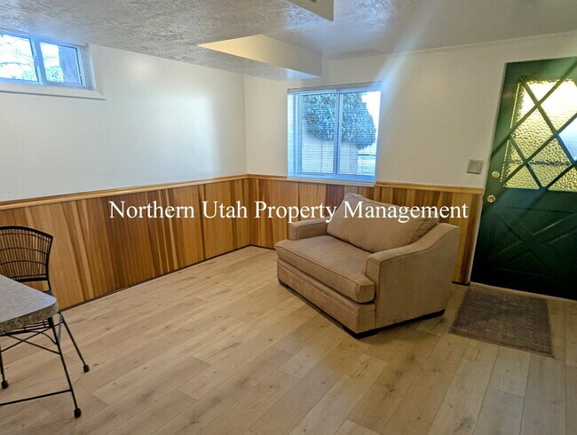 Building Photo - 1 Bed 1 Bath Lower Unit