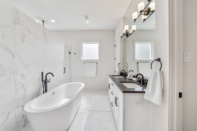 Building Photo - 620 E 26th St