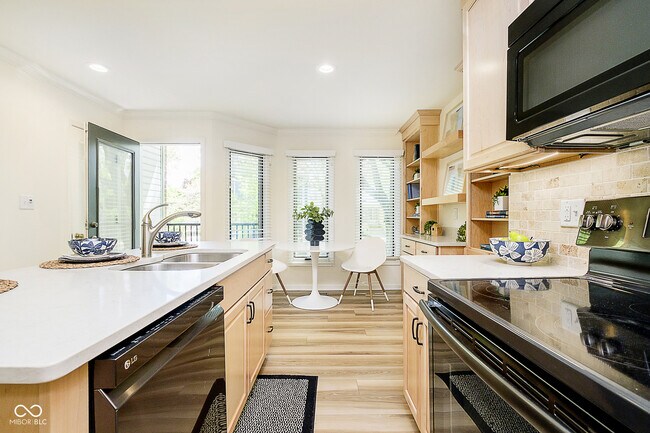 Building Photo - 592 E Vermont St