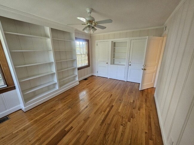 Building Photo - 2502 Woodlawn Dr