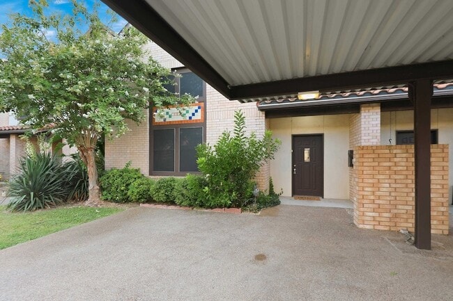 Building Photo - 2445 Monarch Dr