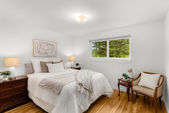 Building Photo - 5bd/3.5ba Bellevue Home