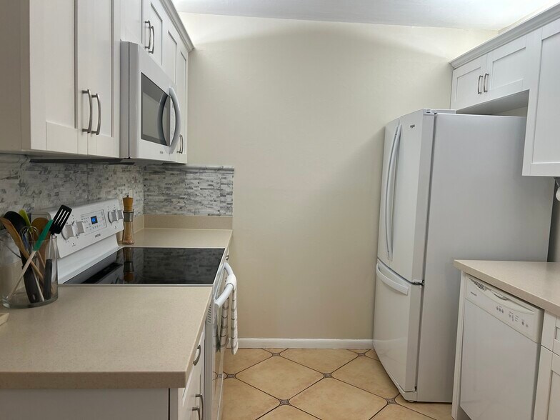 Building Photo - 1127 E Seminole Ave