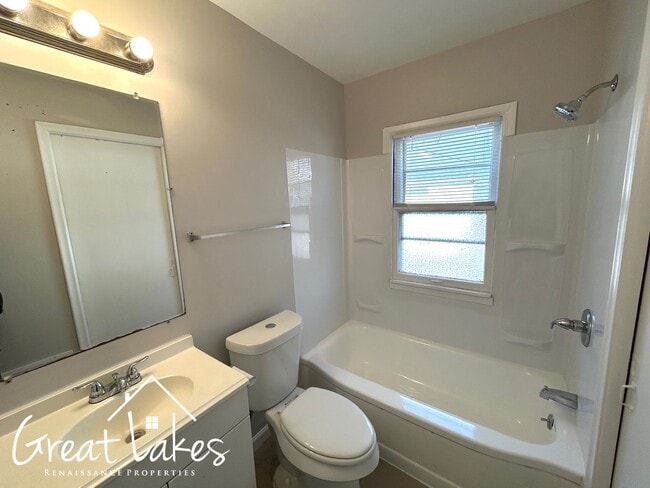 Building Photo - Lovely 3 Bedroom 1 Bathroom now available for rent