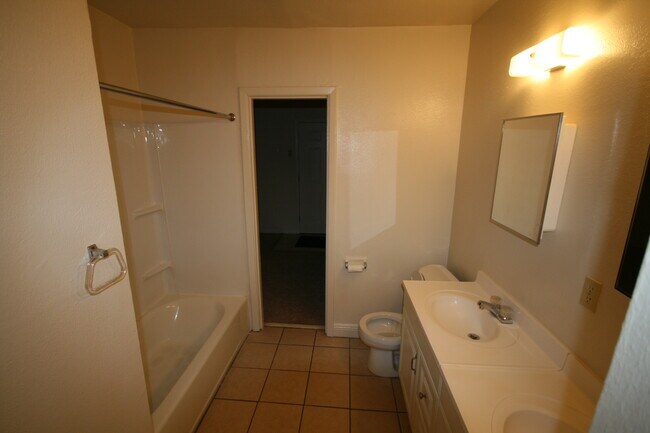 Building Photo - 2121 Rose Dr