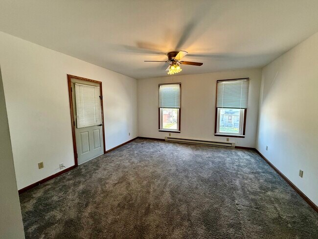 Building Photo - 148 N Sycamore St