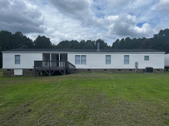 Building Photo - 4 Bedrooms 3 Bath