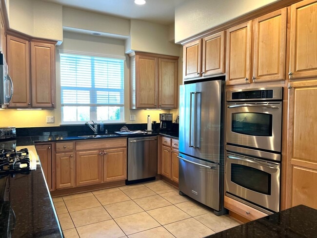 Building Photo - Somerset Stunner with All the Amenities - Including Golf!!