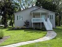 Building Photo - 8911 E Circle Dr N