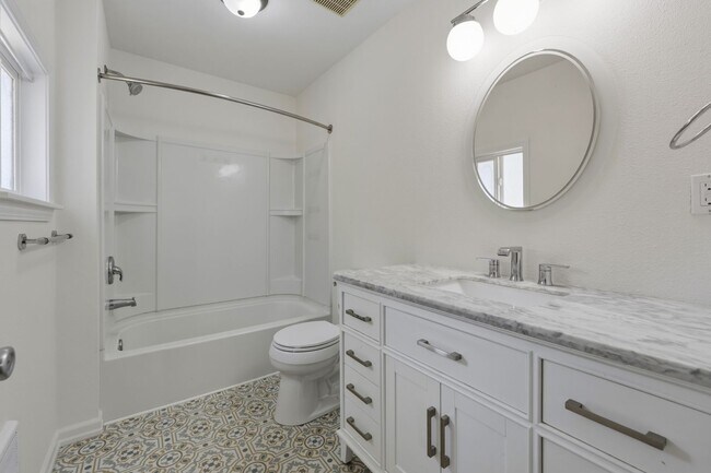 Building Photo - Fantastic location, move in ready! 1 bed, one bath, HUGE kitchen!