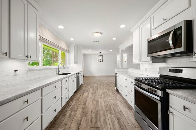 Building Photo - 5475 S Ridge Dr