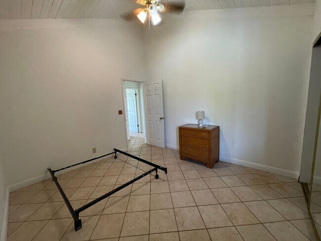 Building Photo - Spacious Mahinahina 3 Bedroom