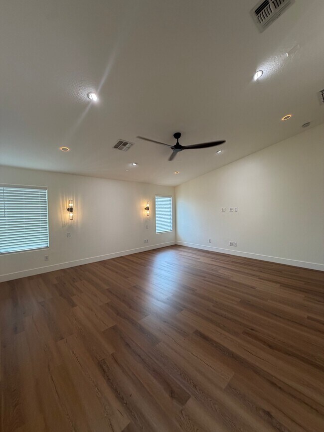 Building Photo - 2741 E Quiet Hollow Ln