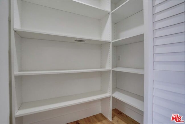 Building Photo - 435 N Oakhurst Dr