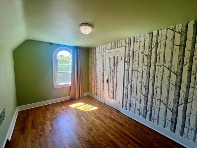 Building Photo - Updated 1920s 4BD