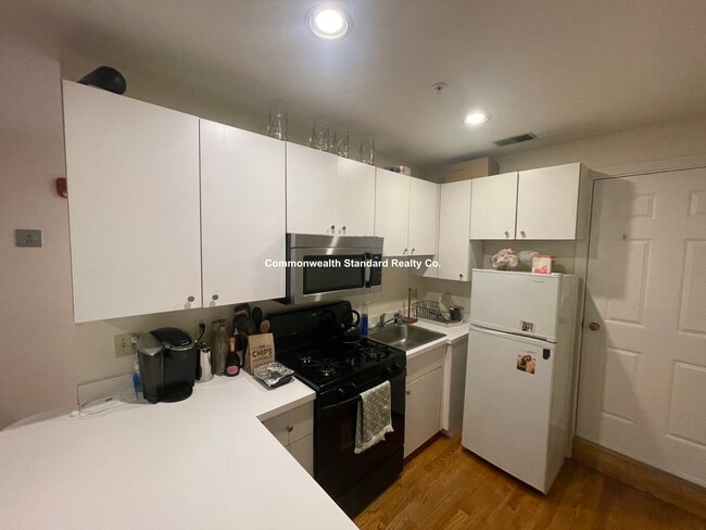 Building Photo - 550 E 3rd St